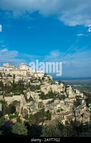 Vue sur le village médiéval perché de Gordes dans la région du Luberon, Provence-Alpes-Côte d Azur dans le sud-est de la France. Banque D'Images
