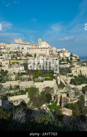 Vue sur le village médiéval perché de Gordes dans la région du Luberon, Provence-Alpes-Côte d Azur dans le sud-est de la France. Banque D'Images