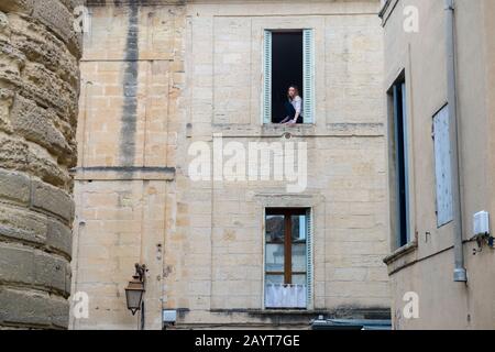 Scène de rue dans la vieille ville d'Uzes, une petite ville du Gard dans le sud de la France. Banque D'Images