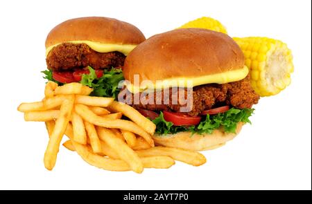 Sandwichs au poulet frit du sud avec frites et mayonnaise dans des petits pains brioche isolés sur fond blanc Banque D'Images