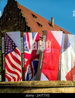 NUREMBERG, ALLEMAGNE - 10 JUILLET 2019 : drapeaux des quatre puissances alliées devant le palais de justice de Nuremberg commémorant les procès de Nuremberg Banque D'Images