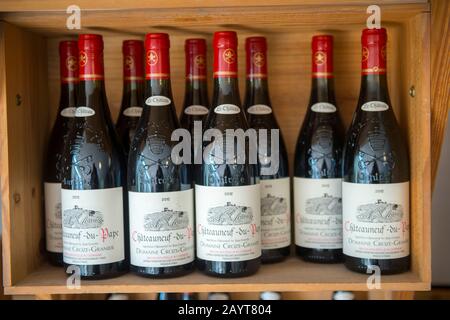 Des bouteilles de vin sont exposées dans le village de Chateauneuf-du-Pape, qui se trouve dans le département du Vaucluse, en Provence-Alpes-Côte d'Azur, au sud Banque D'Images