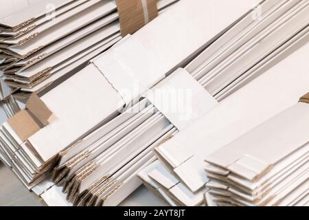 Boîtes en carton blanc pliées empilées, photo d'arrière-plan de l'emballage industriel Banque D'Images