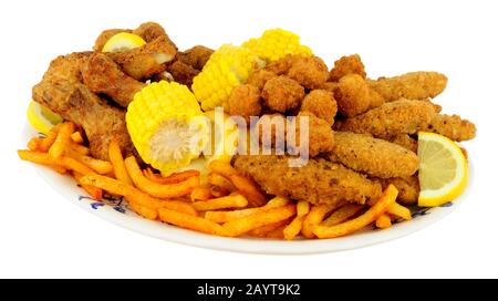 Assiette de produits de poulet frits au sud avec du maïs sucré et des frites Banque D'Images