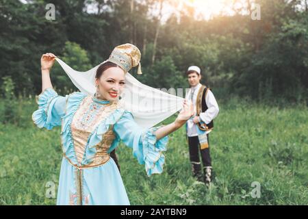 Un homme et une femme dans des vêtements traditionnels brodés célèbrent la cérémonie de mariage islamique Banque D'Images