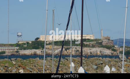 Île d'Alcatraz et prison derrière les voiliers, vue depuis Yacht Harbor dans le quartier de Marina. Site historique national des États-Unis dans la baie de San Francisco. Banque D'Images