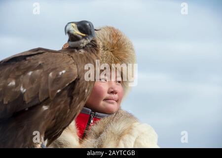 Portrait d'un chasseur d'aigles d'adolescentes kazakh (vainqueur du concours 2014) au Golden Eagle Festival sur le terrain du festival près de la ville d'Ulgi Banque D'Images