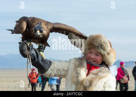 Portrait d'un chasseur d'aigles d'adolescentes kazakh (vainqueur du concours 2014) au Golden Eagle Festival sur le terrain du festival près de la ville d'Ulgi Banque D'Images