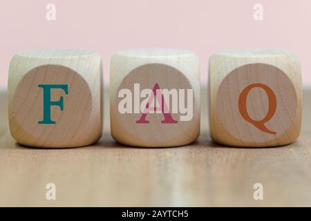 Trois cubes en bois avec les lettres F A Q Banque D'Images