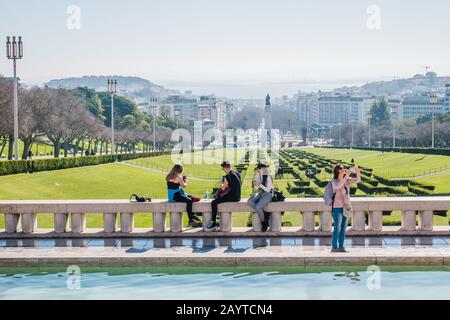 Les touristes et les gens du parc Eduardo VII est un grand parc urbain avec une vue panoramique à Lisbonne Portugal Europe Banque D'Images