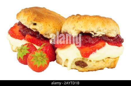 Fraises fraîches et scones à la crème caillée avec confiture de fraises isolées sur fond blanc Banque D'Images