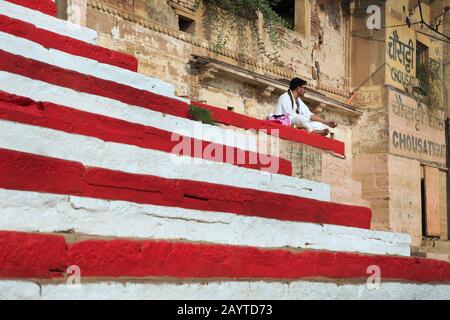 L'image des Ghats ou des saints pas de Varanasi, Ganges, Uttar Pradesh, Inde, Asie Banque D'Images