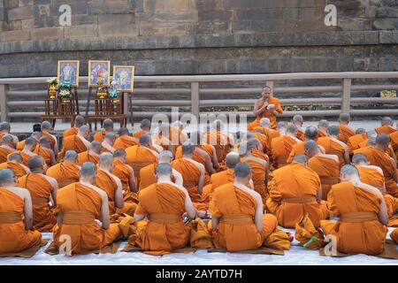 L'image des moines Budhistes à Sarnath Stupa, Varanasi, Uttar Pradesh, Inde, Asie Banque D'Images
