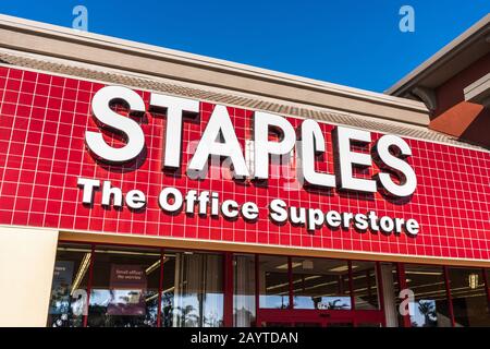 14 févr. 2020 Milpitas / CA / USA - Staples, le panneau de la grande boutique de bureaux situé au-dessus de l'entrée de l'un de leurs sites dans la baie de San Francisco ; Staples Banque D'Images