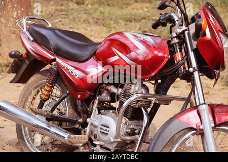 Parking moto sur la route. Moto rouge et noire. Moto de modèle CT 100. Banque D'Images