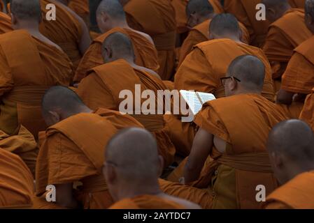 L'image des moines Budhistes priant à Sarnath Stupa, Varanasi, Uttar Pradesh, Inde, Asie Banque D'Images