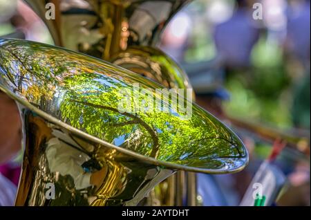 Gros plan de tuba avec reflet de l'arbre vert Banque D'Images