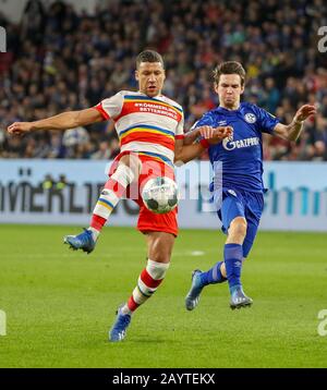 Mayence, Allemagne. 16 février 2020. Benito Raman (R) de Schalke 04 vies avec Jeffrey Bruma de Mainz lors d'un match Bundesliga allemand entre FSV Mainz 05 et FC Schalke 04 à Mainz, Allemagne, 16 février 2020. Crédit: Joachim Bywaletz/Xinhua/Alay Live News Banque D'Images