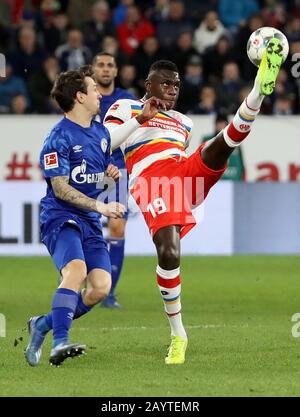 Mayence, Allemagne. 16 février 2020. Benito Raman (L) de Schalke 04 vies avec Moussa Niakate de Mayence lors d'un match Bundesliga allemand entre FSV Mainz 05 et FC Schalke 04 à Mayence, Allemagne, 16 février 2020. Crédit: Joachim Bywaletz/Xinhua/Alay Live News Banque D'Images