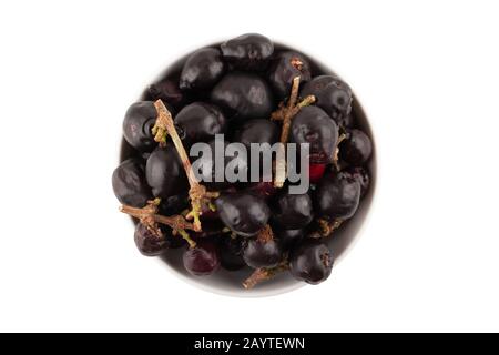 Vue de dessus de Syzygium cumini, prune noire, jamun ou Syzygium cumini dans un bol en céramique blanche isolé sur fond blanc avec chemin de découpe Banque D'Images