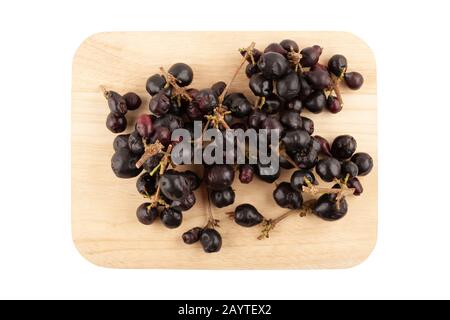 Vue de dessus de syzygium cumini, prune noire, jamun ou Syzygium cumini sur planche à découper en bois isolée sur fond blanc avec chemin de découpe Banque D'Images