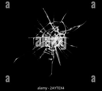 Vitre cassée sur vitre fissurée isolée sur fond noir. Concept de conception de fissures. Banque D'Images