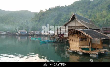 Banay-Banay, Davao Oriental, Philippines - mars 2016 : maisons sur pilotis dans un village de pêcheurs de Puntalinao, Davao Oriental Banque D'Images