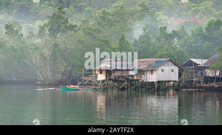 Banay-Banay, Davao Oriental, Philippines - Mars 2016 : brouillard matinal Punta Linao, un village de pêcheurs à Davao Oriental, Philippines du Sud. Banque D'Images