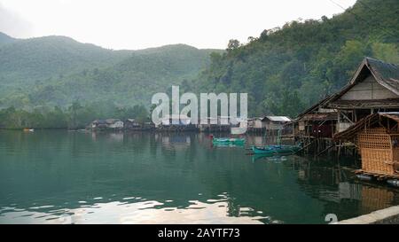 Banay Banay Banay, Davao Oriental, Philippines - Mars 2016 : gros plan du lagon avec maisons sur pilotis dans un village de pêcheurs, dans le sud des Philippines. Banque D'Images