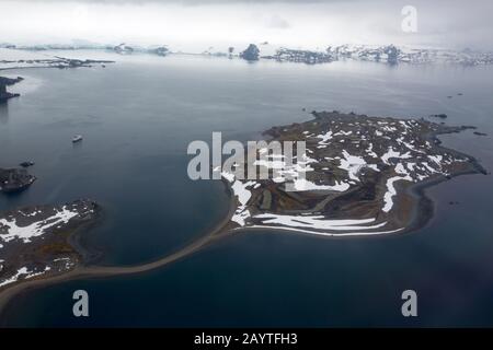 Survolant l'île du roi George dans les îles Shetland du Sud sur un avion prenant les touristes sur une expédition en Antarctique. Banque D'Images