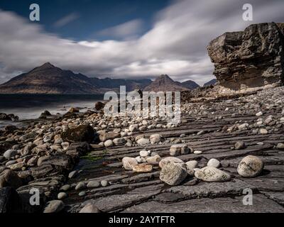 Vue sur la montagne de Cuillin depuis la plage d'Elgol sur l'île de Skye, en Ecosse, au Royaume-Uni. Banque D'Images