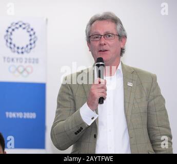 Tokyo, Japon. 17 février 2020. David Atkinson, Groupe de sélection De La Devise des Jeux de Tokyo 2020, formule des commentaires sur cette devise lors du Lancement De la conférence de presse à Tokyo, Japon, le 17 février 2020. "Unis par Émotion" sera La Devise officielle des Jeux olympiques et paralympiques de Tokyo, comme l'ont annoncé vendredi les organisateurs. Crédit: Du Xiaoyi/Xinhua/Alay Live News Banque D'Images