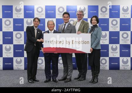 Tokyo, Japon. 17 février 2020. Les participants posent pour des photos avec la devise lors des Jeux de Tokyo 2020 Devise dévoilant la conférence de presse à Tokyo, Japon, le 17 février 2020. "Unis par Émotion" sera La Devise officielle des Jeux olympiques et paralympiques de Tokyo, comme l'ont annoncé vendredi les organisateurs. Crédit: Du Xiaoyi/Xinhua/Alay Live News Banque D'Images