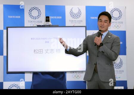 Tokyo, Japon. 17 février 2020. Matsuda Takeshi, Groupe de sélection De La Devise des Jeux de Tokyo 2020, formule des commentaires sur la devise lors de la Devise des Jeux de Tokyo 2020 dévoilant la conférence de presse à Tokyo, Japon, le 17 février 2020. "Unis par Émotion" sera La Devise officielle des Jeux olympiques et paralympiques de Tokyo, comme l'ont annoncé vendredi les organisateurs. Crédit: Du Xiaoyi/Xinhua/Alay Live News Banque D'Images