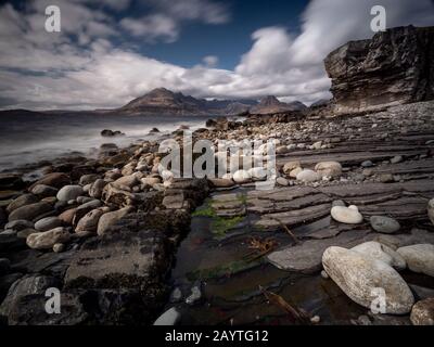 Vue sur la montagne de Cuillin depuis la plage d'Elgol sur l'île de Skye, en Ecosse, au Royaume-Uni. Banque D'Images