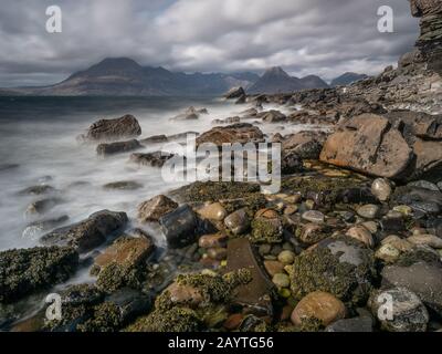 Vue sur la montagne de Cuillin depuis la plage d'Elgol sur l'île de Skye, en Ecosse, au Royaume-Uni. Banque D'Images