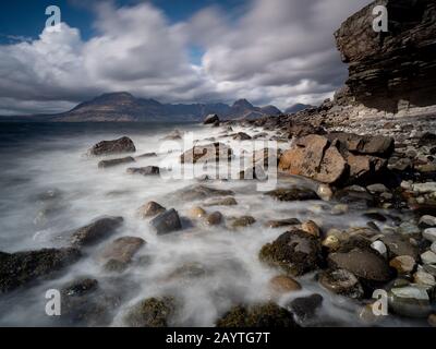 Vue sur la montagne de Cuillin depuis la plage d'Elgol sur l'île de Skye, en Ecosse, au Royaume-Uni. Banque D'Images