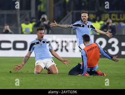 Rome, Italie. 16 février 2020. Sergej Milinkovic-Savic (L) du Latium célèbre son but avec ses coéquipiers lors d'un match de football Serie A entre Lazio et FC Inter à Rome, Italie, 16 février 2020. Crédit: Augusto Casasoli/Xinhua/Alay Live News Banque D'Images