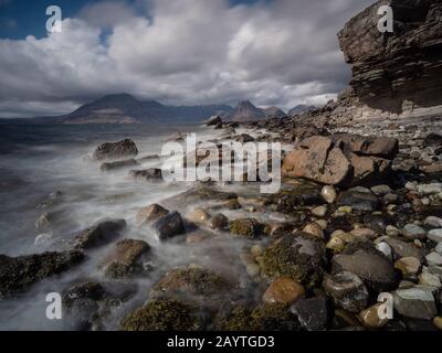 Vue sur la montagne de Cuillin depuis la plage d'Elgol sur l'île de Skye, en Ecosse, au Royaume-Uni. Banque D'Images