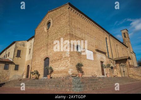 Église Saint Augustin dans le centre médiéval de San Gimignano, en Toscane Banque D'Images