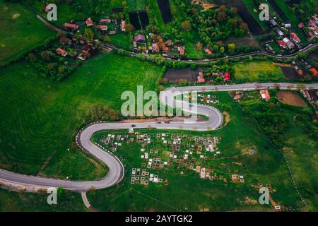 Route sinueuse d'un point de vue drone et champs agricoles Banque D'Images