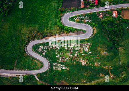 Route sinueuse d'un point de vue drone et champs agricoles Banque D'Images