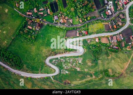 Route sinueuse d'un point de vue drone et champs agricoles Banque D'Images