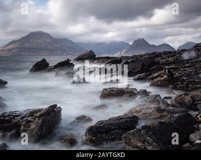 Vue sur la montagne de Cuillin depuis la plage d'Elgol sur l'île de Skye, en Ecosse, au Royaume-Uni. Banque D'Images