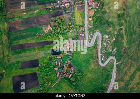 Route sinueuse d'un point de vue drone et champs agricoles Banque D'Images