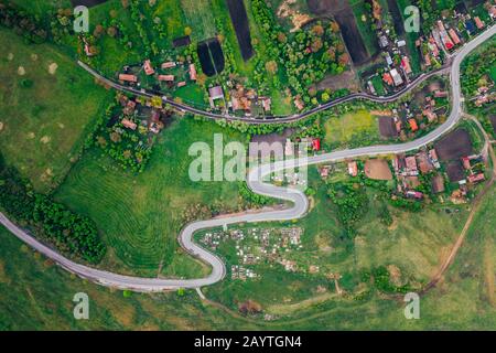 Route sinueuse d'un point de vue drone et champs agricoles Banque D'Images