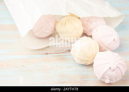 Guimauves d'air dans des tons pastel. Un guimauve doux. Guimauves que vous voulez manger. un zephyr doux sur un fond blanc. Marshmallows dans un Banque D'Images