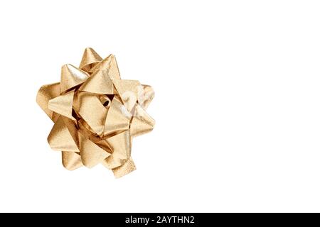 Volumineuse or cadeau vacances noeud sur fond blanc avec espace de copie. Banque D'Images