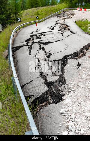 Route brisée avec des fissures dans la surface de la route, route brisée d'une route de montagne, Belluno, Italie Banque D'Images