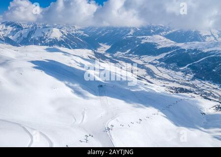 Vue sur les pistes de ski de montagne. Banque D'Images